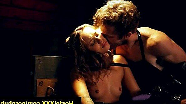 Чернокожий парень успешно переспал с шлюхой в заднице