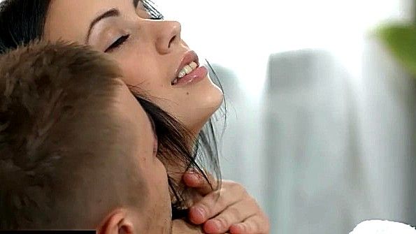 Играть с половым членом с его опекой и активно сосать половой член