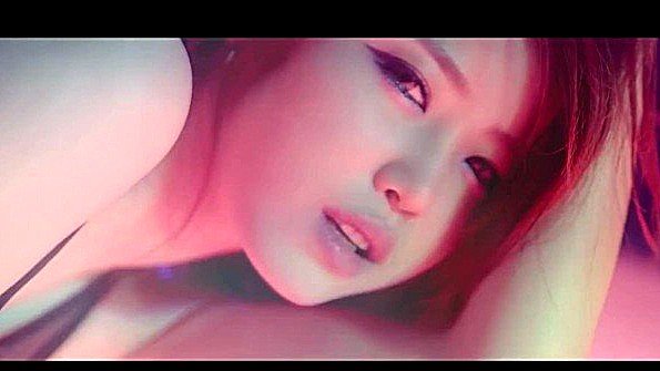 Бездомный человек трахает возбуждённую шлюху в мусорном контейнере