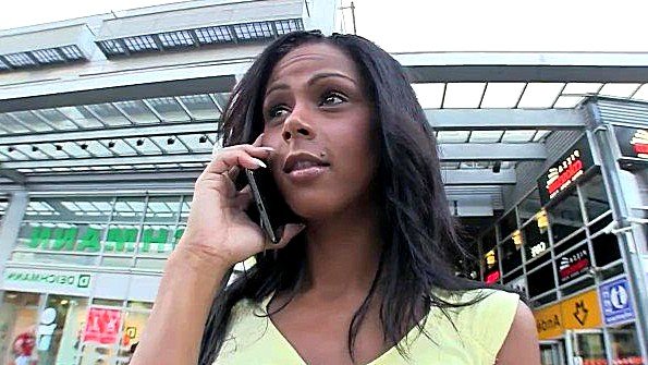 Мужчина увидел свою девушку голой в душе и приступил к ее сексу