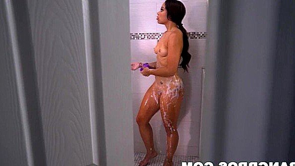 Возбужденная замужняя женщина не занимается сексом на камеру