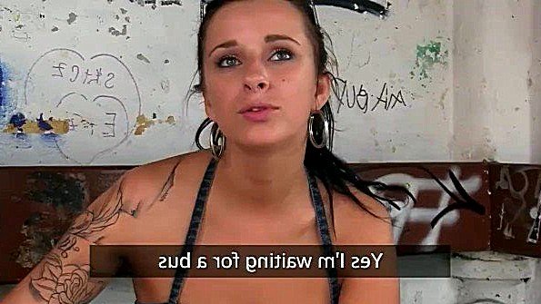 Она соблазняет своего соседа по гостинице и занимается с ним сексом