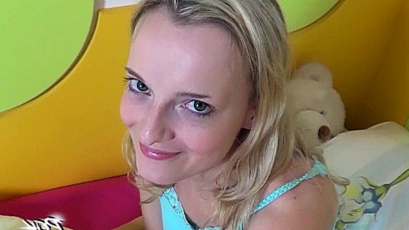 Рыжая стерва развлекается с мужским членом, пока не сойдет с ума