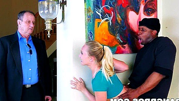 Блондинка мастурбирует и лишена возможности продолжать трахаться