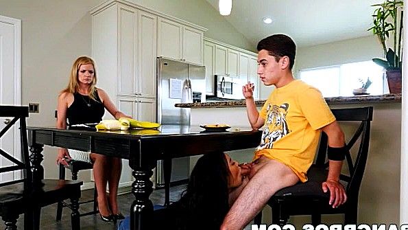 Небритая пизда девушки рада получить чернокожего гея