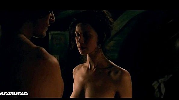 Она снимает трусики и вставляет палец в свою мокрую пизду