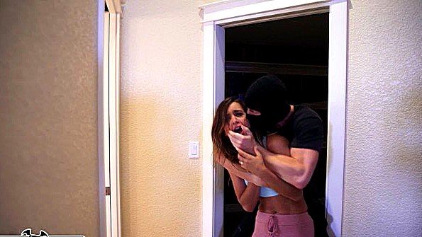 Монокль промахивается и получает удар с двух баз проникает