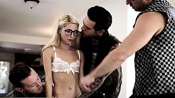 Чернокожая взрослая женщина помогает блондинистому придурку отцепиться от мужского ботинка