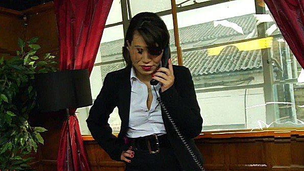 Шлюха в чулке с удовольствием сосет резинку