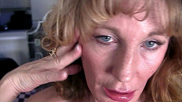 Взрослая азиатка в красном нижнем белье соблазняет мужчину на анальный секс