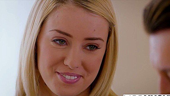 Мисс ублажает парня своей пухлой попкой и отдаётся ему