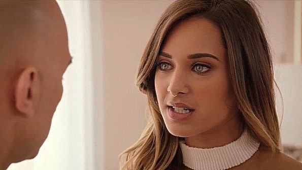 Медсестра демонстрирует настоящий онанизм на политической вечеринке