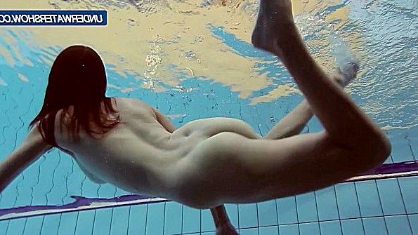 Кокетливая мисс танцует и готовится ласкать себя