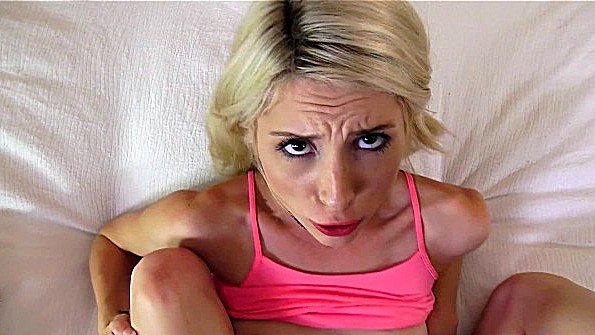 Две девушки публично ласкают друг друга на улице