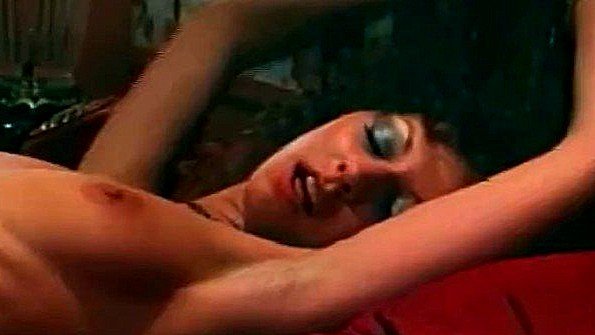 Она снялась на фотокамеру и занялась сексом с агентом