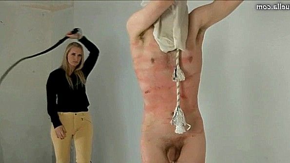 Он поместил кокетку в положение собачки и проник в ее пизду своим половым членом