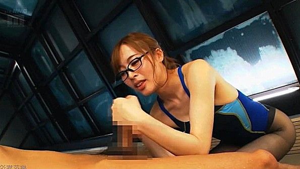 Она снимает трусики и медленно ласкает пальцем свою пизду