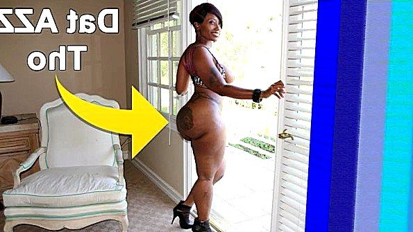 Прекрасная ученица демонстрирует свою пизду в пикантном виде