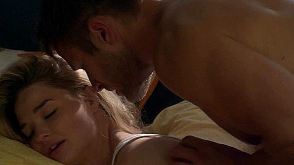 Игривая детка предлагает парню классный трах