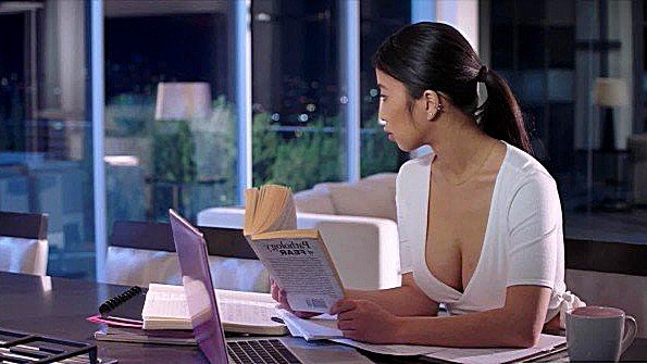 Муж помог своей замужней женщине, богатой женщине, развлечься с помощью дилдо и занялся с ней сексом