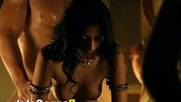 Сын нападает на свою мать и спит с ней прямо на кухне