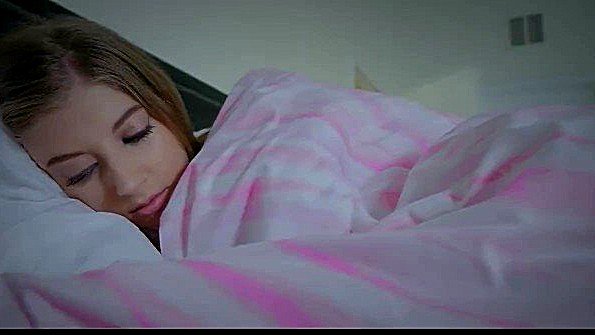 Она положила перо на ступеньки в доме для почвенного онанизма