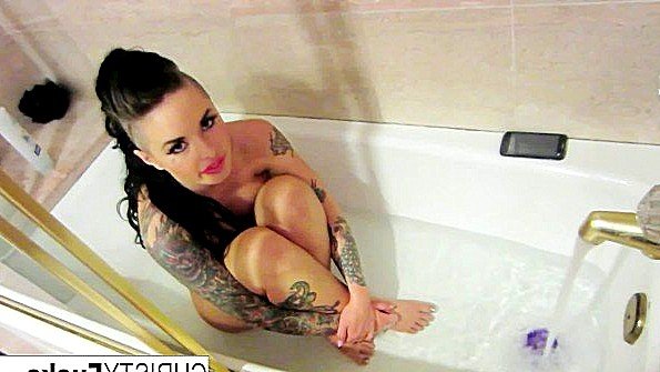 Связать сучку и заставить ее сделать грубый минет