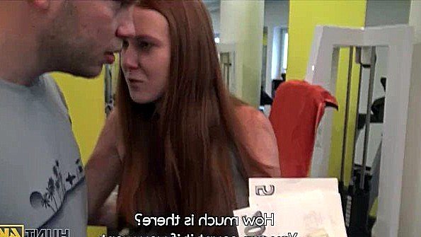 Рыжая неряха воля богатого человека удивляет сексом с чернокожим парнем