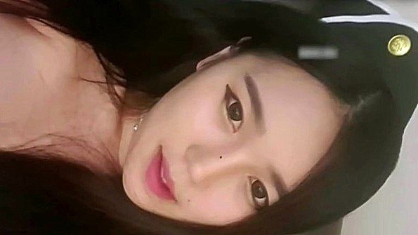 Он вылизывает задницу и пизду своей девушки и ловит кайф