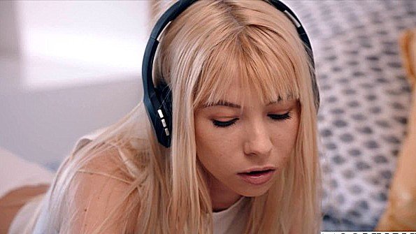 Две красотки развлекаются на солнце с вибратором