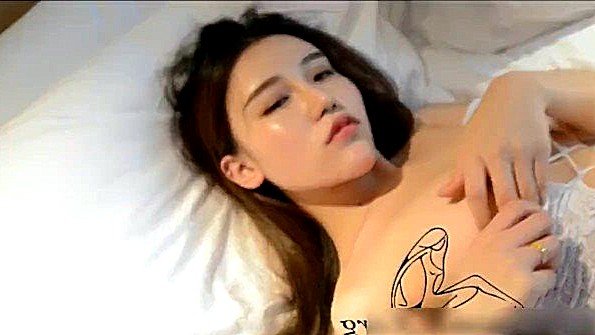 Горячая блондинка клеймит парня солью, чтобы он ее облизывал