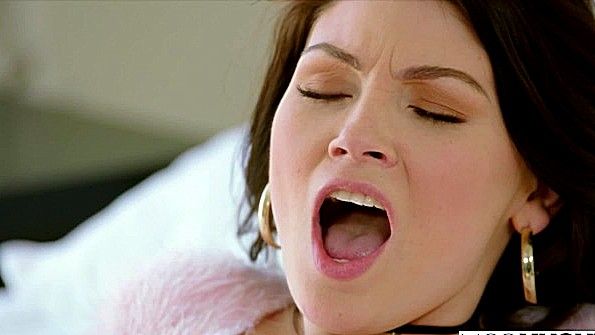 Кровный брат и сестра не могут смотреть телевизор и заниматься сексом с богатыми людьми