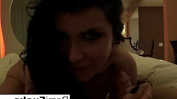 Шлюховатая детка сосет член и лишена возможности трахаться