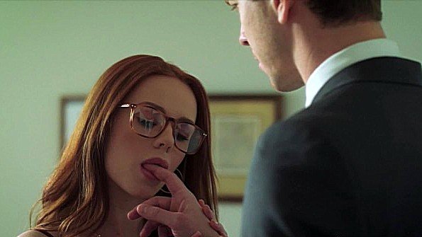 Соблазнительная красотка много ласкает свою пизду