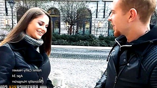 Бритая пизда молодой леди нуждается в страстной ласке