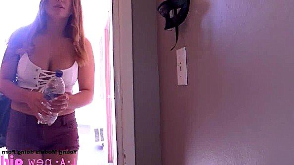 Шлюха в чулках дико трахается в постели