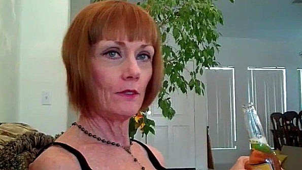 Мать трахает сына в жадном режиме до кульминации