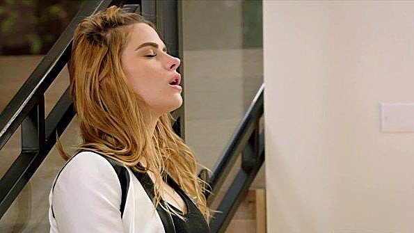 Мать-женщина принуждает свою дочь к сексу с богатым отцом-мужчиной