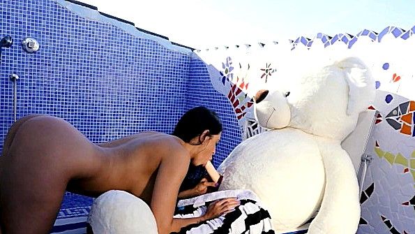 Она достает из машины чужую киску и спит с ним там