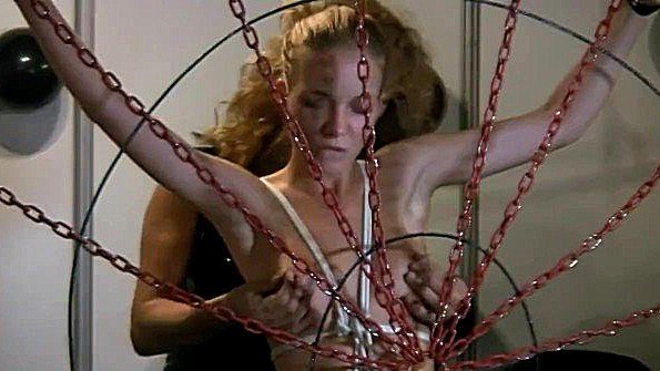 Полуголая мисс, плавающая в платье под водой