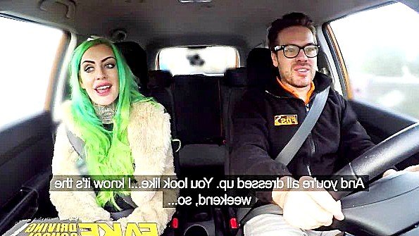 Парень трахает двух девушек перед веб-камерой