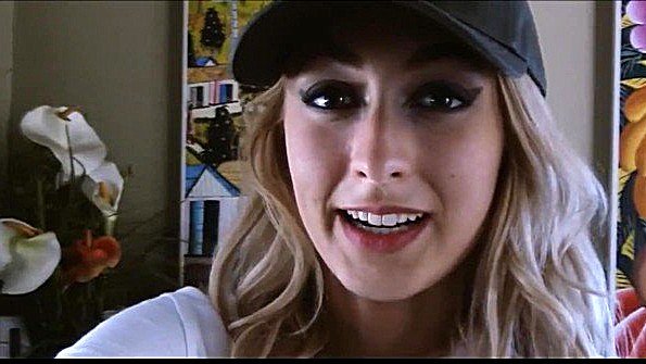 Кокетка в кожаном ботинке хочет удивить парня своей оргией