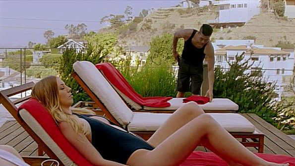 Она ездит на скутере чернокожего парня и показывает себя крутой наездницей