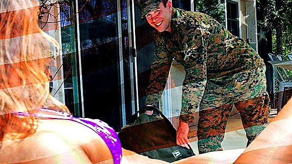 Великолепная шлюха в красных чулках практикует анальный секс