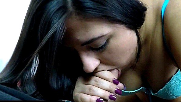 Кокотка в чулке желает богатой особе секса с чужим мужем