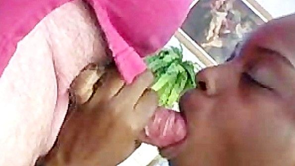 Любитель беззастенчиво хвастается своей гантелью на политической вечеринке