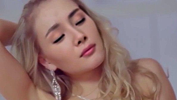 Взрослая женщина обмочилась в трусики и возбудилась от этого