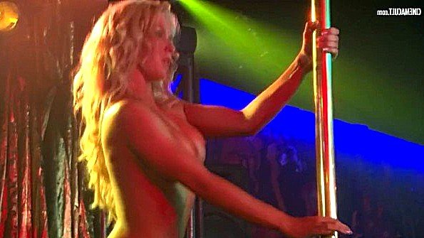 Сучка отстранилась, чтобы засунуть свой сжатый кулак себе в задницу