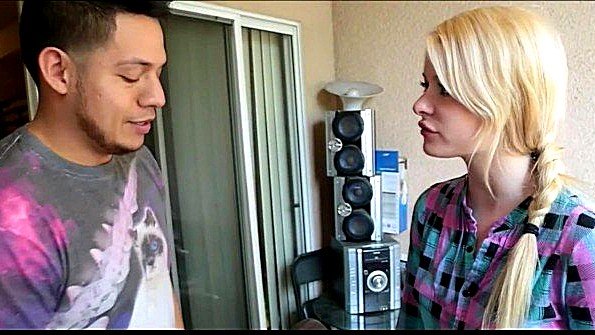 Горячая латиноамериканка с большой задницей и упругой грудью