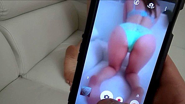 Струйный след вслед за подругой из драмы с дилдо